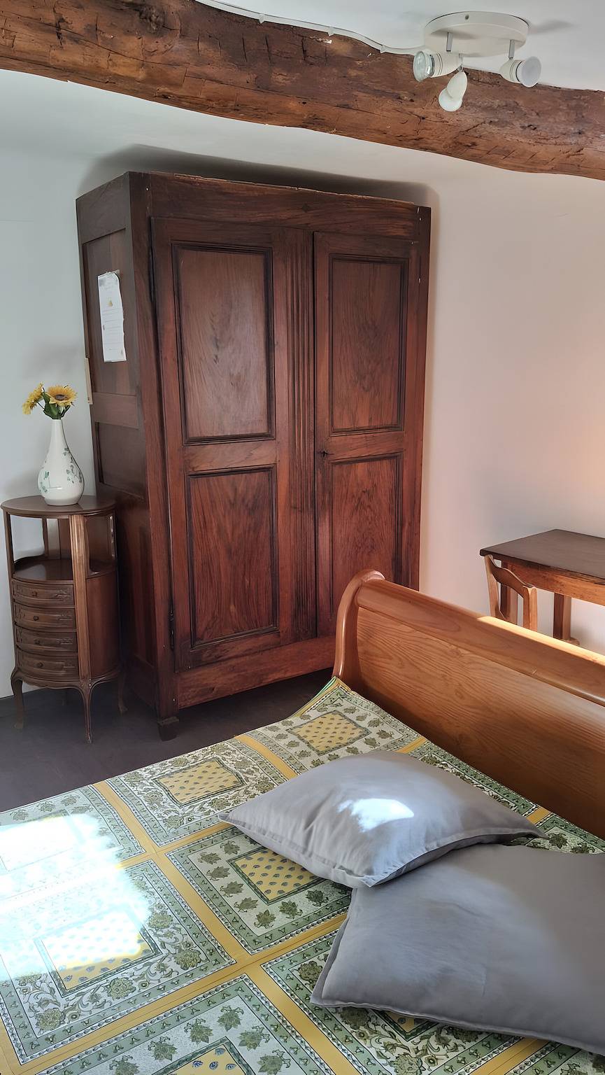 Room 'Tournesol' with Mountain View, Shared Terrace and Wi-Fi in Montbrun-les-Bains, Nyons region