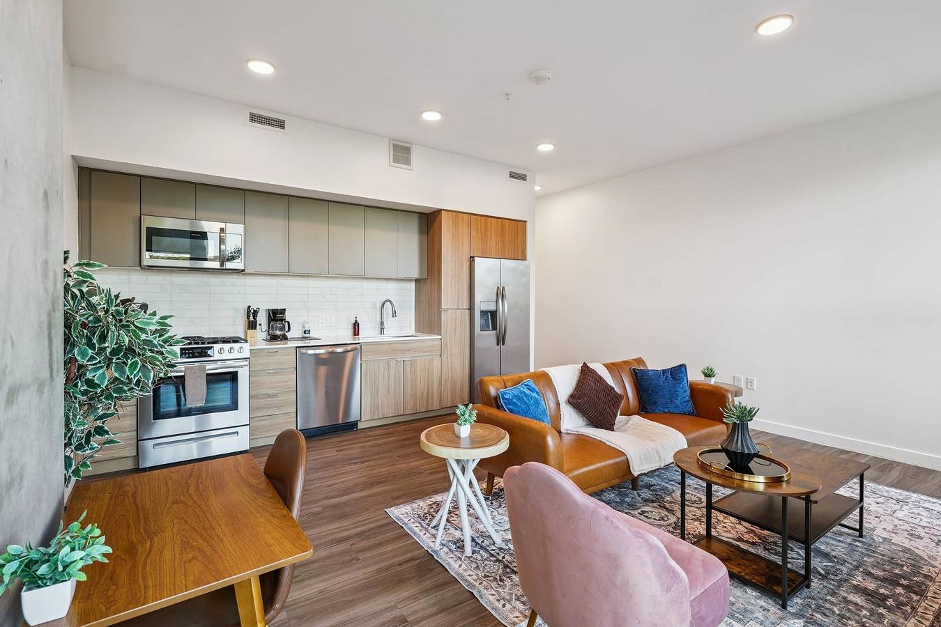 Entire apartment, Cozysuites Adeline Sdo - valet parking gym pool in Phoenix, Maricopa County