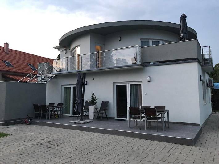 Ferienwohnung für 5 Personen, mit Terrasse und Garten, kinderfreundlich in Balatonalmadi