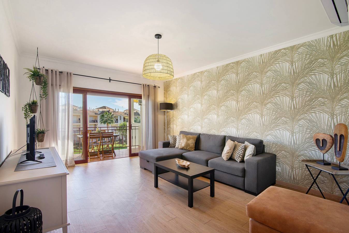 Apartamento inteiro, Casa de férias 'Cosy Apartment with Pool 2' com piscina partilhada, Wi-Fi e ar condicionado in Quarteira, Distrito de Faro
