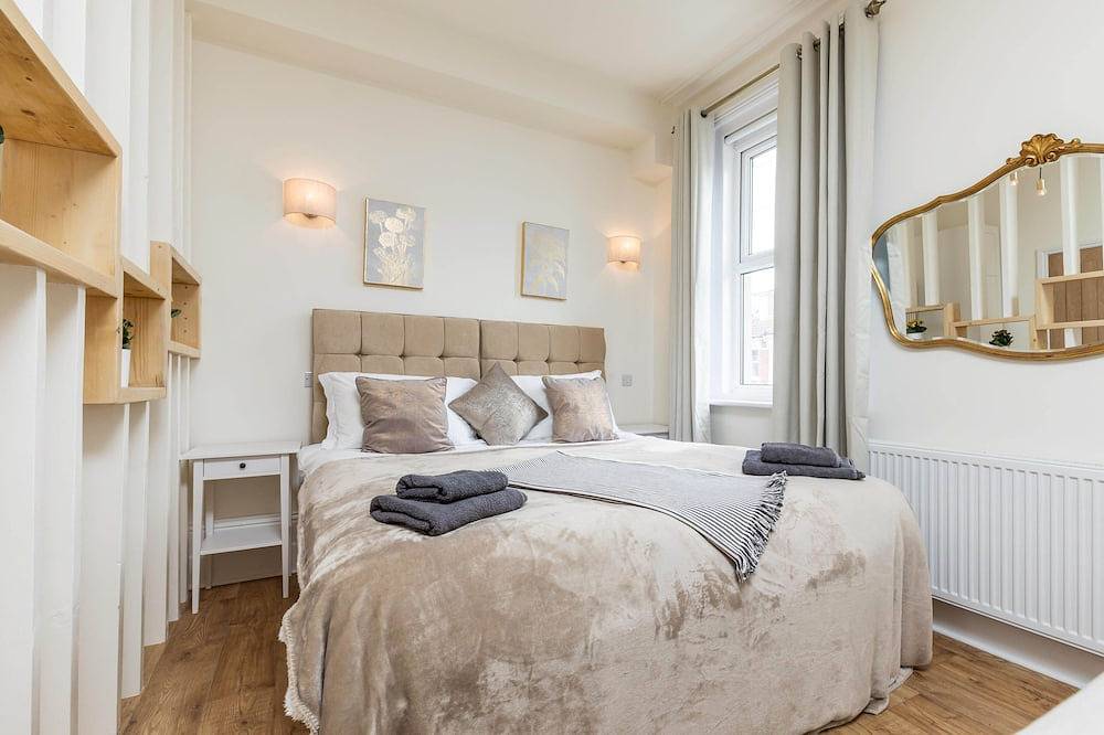 Entire apartment, Brand New Open Plan 1 Bedroom Holiday Suite in Southsea, Portsmouth
