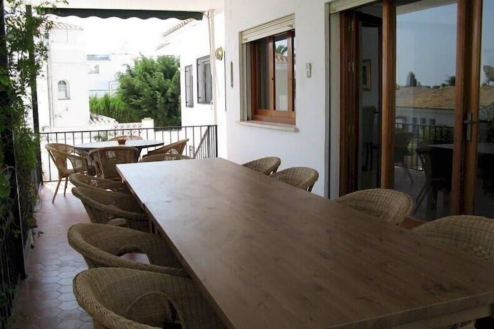 Magnificent seven bedroom detached villa in Nerja town with private pool in Playa de Burriana, Nerja