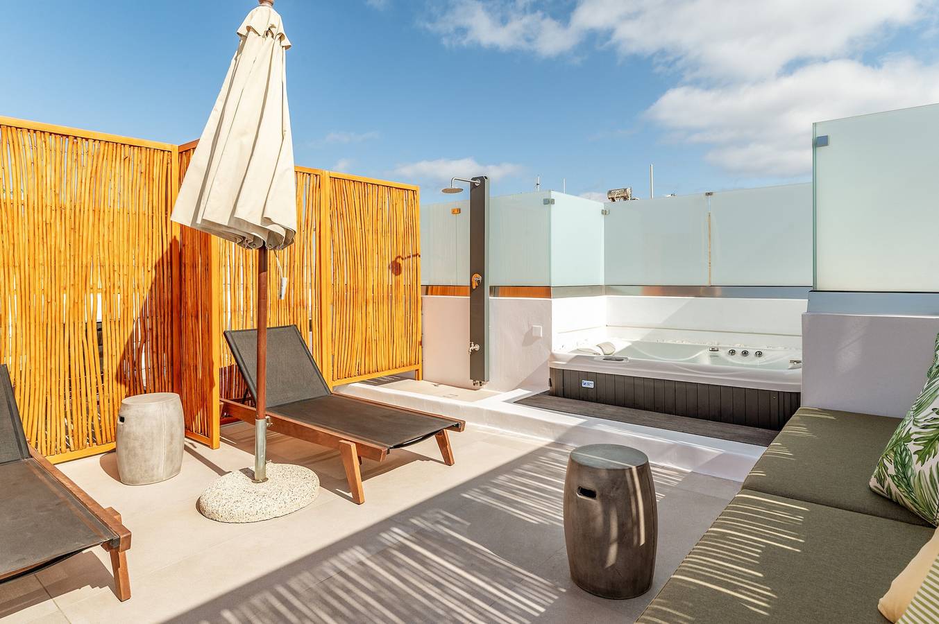 Apartamento num hotel "Makava Suite" com banheira de hidromassagem exterior, varanda e Wi-Fi in Naxos Cidade, Naxos