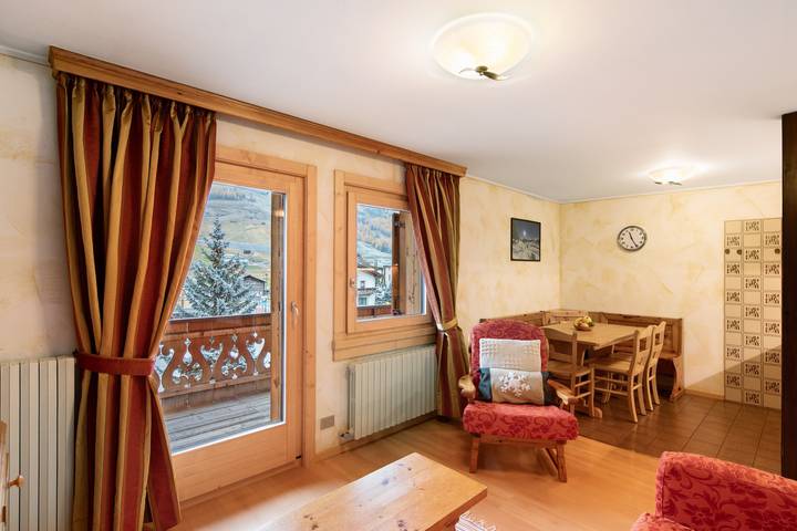 Entire apartment, Apartment '2' with Mountain View, Balcony and Wi-Fi in Livigno (Town), Livigno