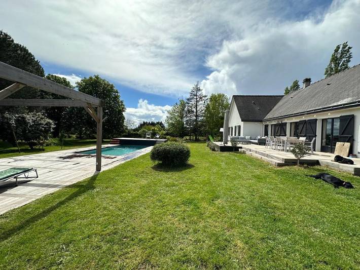Location de vacances pour 10 personnes, avec Terrasse et Jardin ainsi que Piscine et Vue à Saint-Herblon