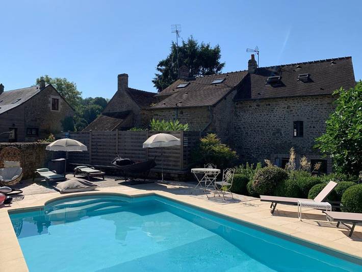 Gîte pour 3 personnes, avec jardin ainsi que vue et piscine à Moulins-le-Carbonnel
