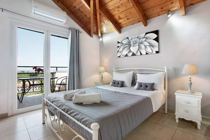 Apartment for 2 people, with balcony and garden in Planos
