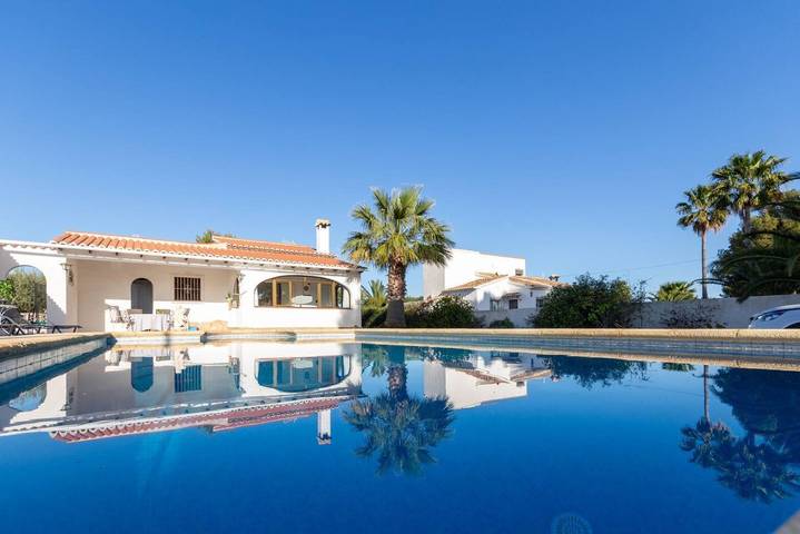 Villa voor 4 personen, with zwembad and balkon as well as tuin in Benissa