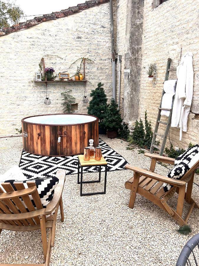 Location de vacances pour 8 personnes, avec jardin ainsi que piscine et jacuzzi, adapté aux familles dans Chives