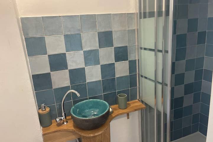 Ganze Wohnung, Studio im ersten Stock einer Villa mit Zugang zum Pool und zur Terrasse. in Bormes-les-Mimosas, Parc national Port-Cros