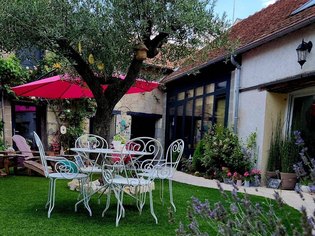 Queen Room with Garden View in Noyers-sur-Cher, Région de Romorantin-Lanthenay