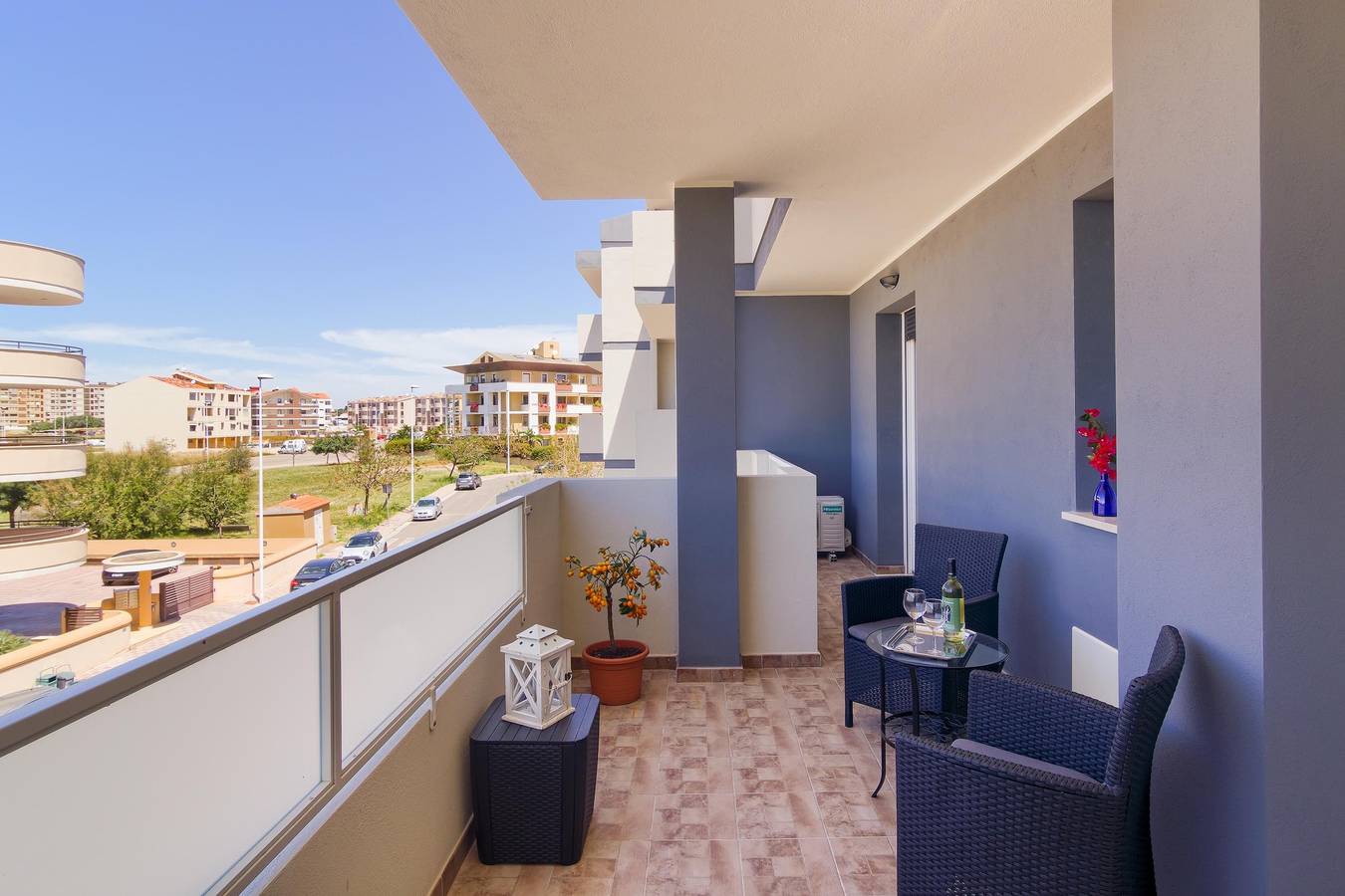 Entire apartment, Sunshine Apartment with Wi-Fi, Air Conditioning & Terrace; Parking Available in Quartu Sant'Elena, Campidano