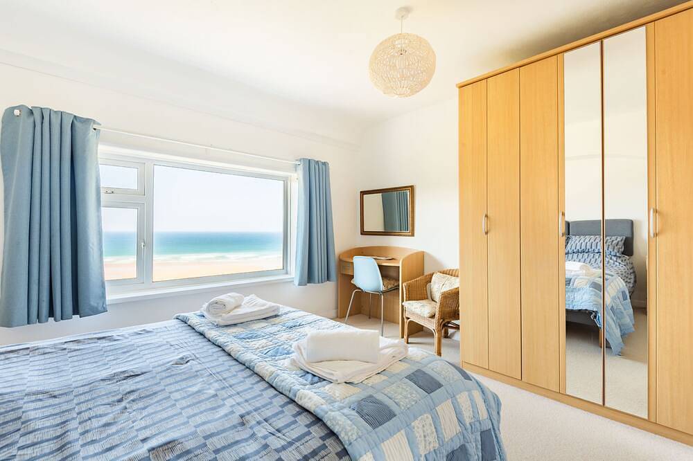 Entire apartment, Dolphins Leap, sea views overlooking Mawgan Porth in Mawgan Porth, Cornwall