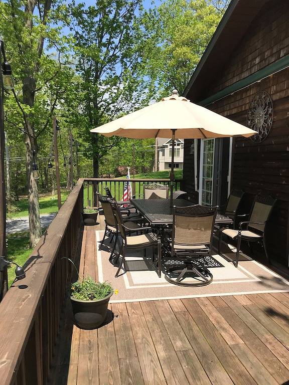 Vacation rental for 8 people, with yard and hot tub in Lake Wallenpaupack