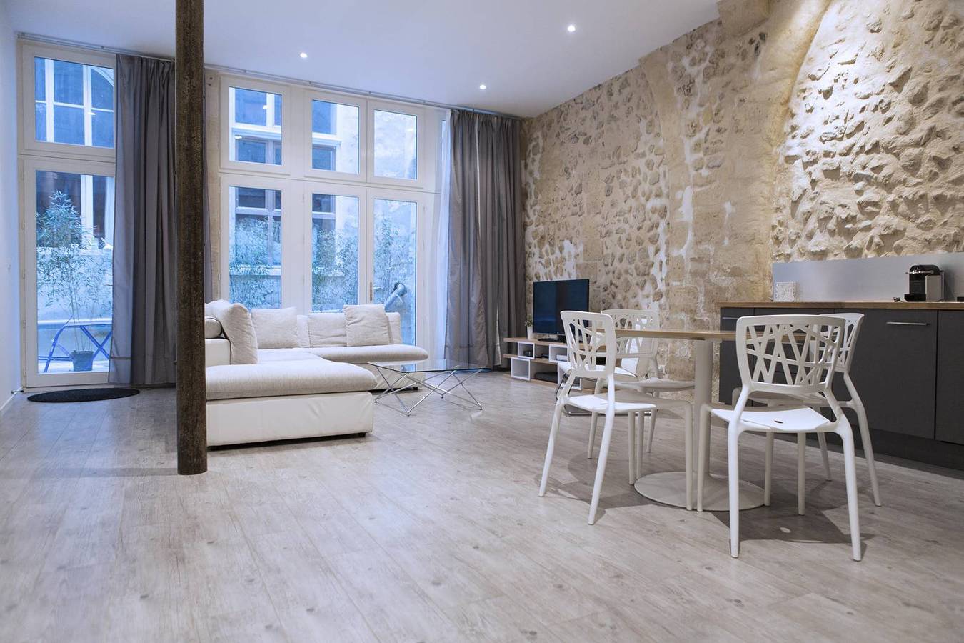 Hel semesterlägenhet, Ausone - loft moderne et confortable - terrasse et place de parking inclus in Bordeaux, Bordeaux region