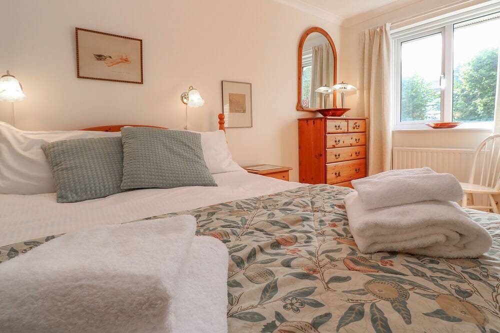 Phenests, pet friendly, country holiday cottage in Falmouth in Cornwall