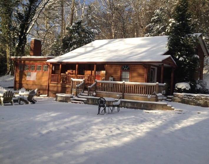 Log cabin for 14 people, with yard in Helen
