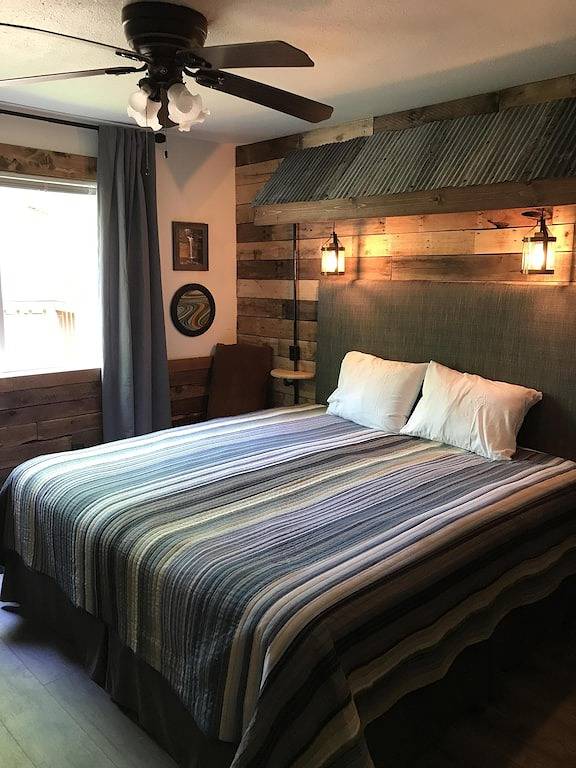 Historische Main St Wooded Bluff & Large Private Deck Luxusunterkunft für bis zu 6 in Eureka Springs, Carroll County (AR)