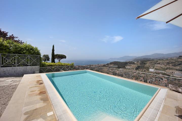 Ferienhaus für 12 Personen, mit Balkon und Whirlpool sowie Garten in Bordighera