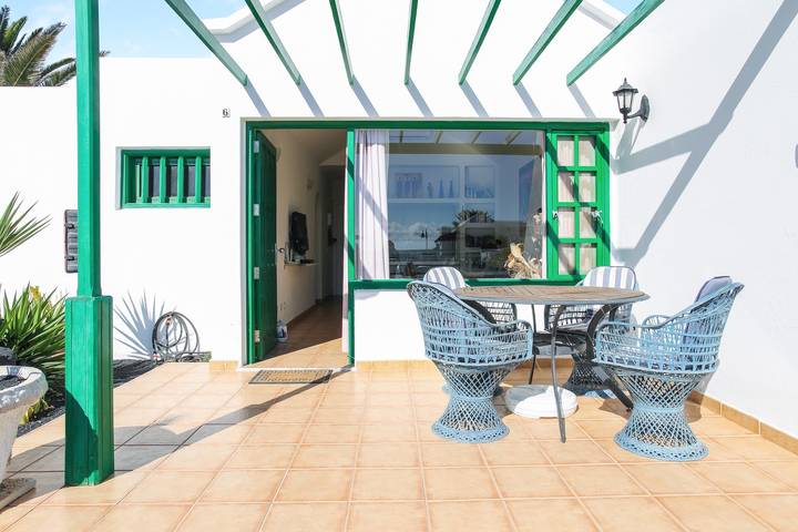 Appartement entier, Charming Holiday Apartment “Chalet Calima” Close to the Beach with Sea View, Wi-Fi, Terrace, Pool & Garden in Puerto del Carmen, Tías