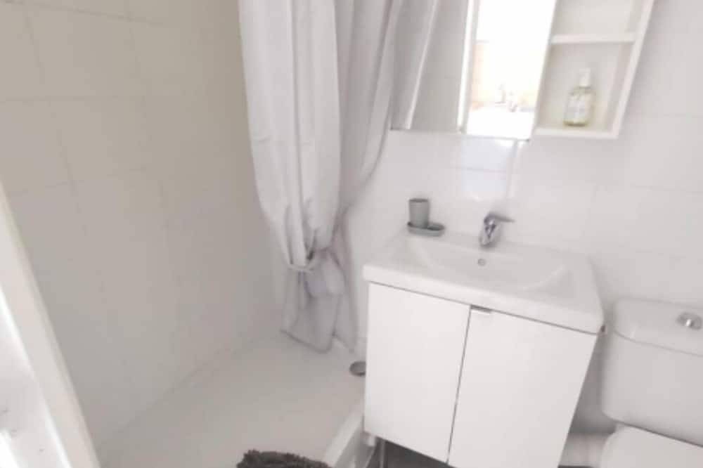 Appartement entier, Charmant studio, clair et calme, tout équipé. 2 min. métro Saint-Mandé ligne 1. in Vincennes, Val-de-Marne