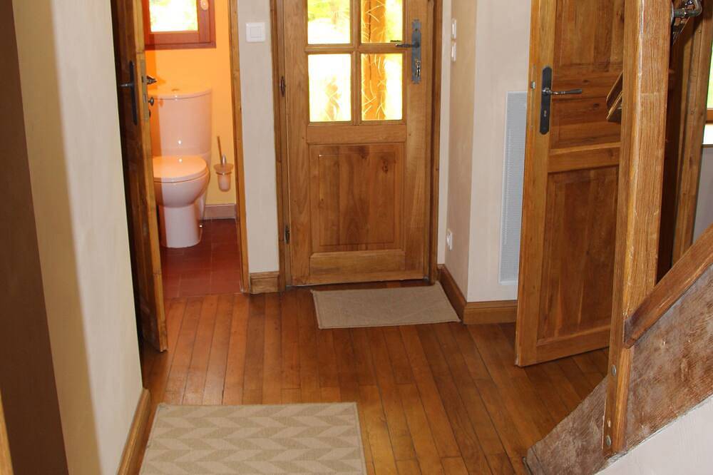 Cottage \"Morvan\" in park on the banks of the Loire in a small tourist town. in Decize, Nièvre