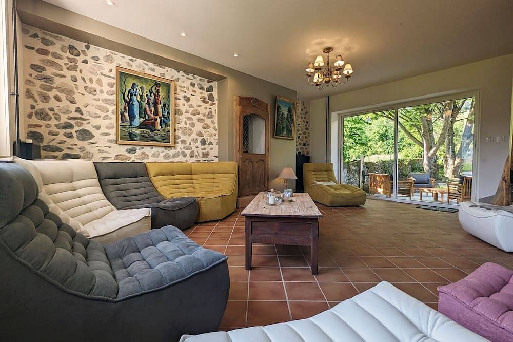 Luxuriöses Ferienhaus mit Pool, schattigen Ruhebereichen und modernem Interieur, nahe der Loire in Chamalières-sur-Loire, Zentralmassiv