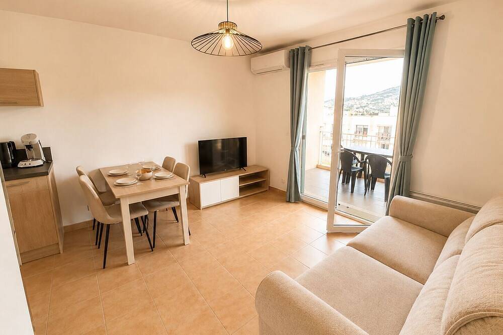 Ganze Wohnung, Air-conditioned two-bedroom apartment with private parking – Beach and downtown L'Île-Rousse within walking distance in L'Île-Rousse, Calvi und Umgebung