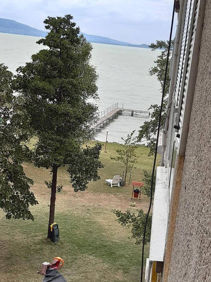 Ganze Wohnung, Vízparti gyermekbarát teljesen felújított Apartman, őrzött, saját strand, parkoló, étterem in Balatonfenyves, Plattensee Südufer