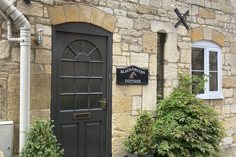 Charming Barn Cottage in the Cotswolds. Sleeps 6 with 3 bedrooms and 2 bathrooms in Winchcombe, Gloucestershire