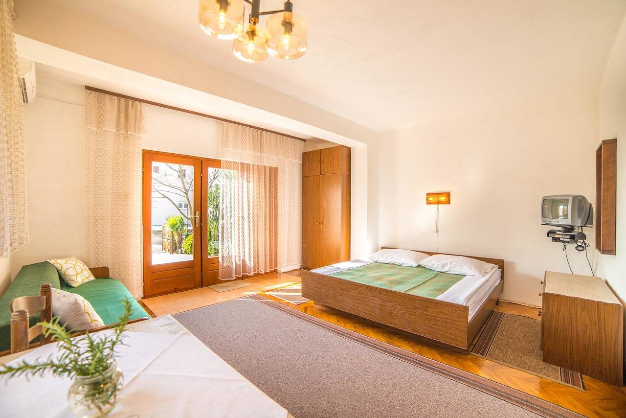 Ganze Wohnung, Studio Apartment Antic A1 mit Terrasse in Selce in Selce, Primorje-Gorski Kotar