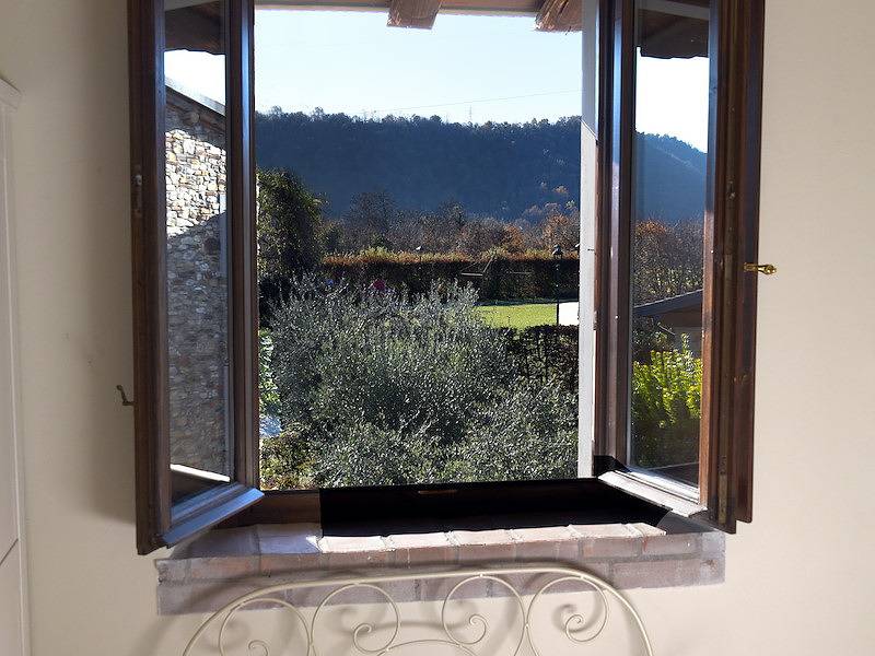 Tritt — Ferienwohnung für 2 Personen, umgeben von zahlreichen Weinreben in Monticelli Brusati in Monticelli Brusati, Gardasee-Berge