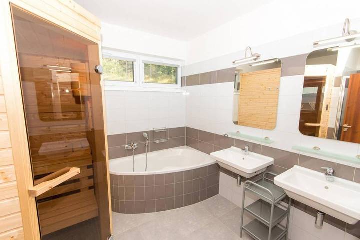 Ferienhaus für 10 Personen, mit Ausblick und Seeblick sowie Sauna und Garten in Lipno - 4