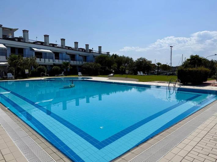 Ferienwohnung für 6 Personen, mit Balkon und Whirlpool sowie Terrasse und Garten