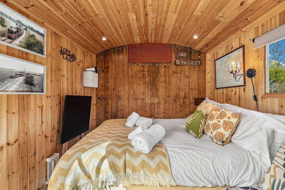 Entire apartment, Unique Cotswolds Glamping,  The Railway View in Cirencester with Parking & Wifi in Cirencester, Gloucestershire