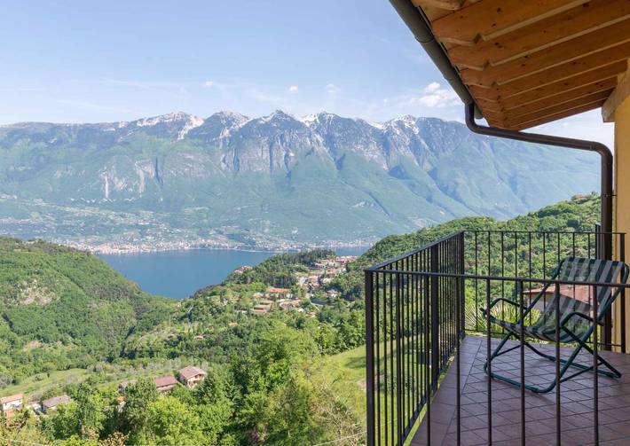 Appartamento intero, Appartamento per le vacanze con terrazza e vista lago in Tremosine, Prealpi Gardesane