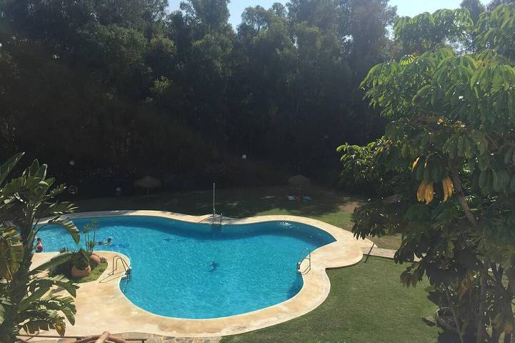 Apartamento de vacaciones para 4 personas, con jardín además de balcón y piscina - 1