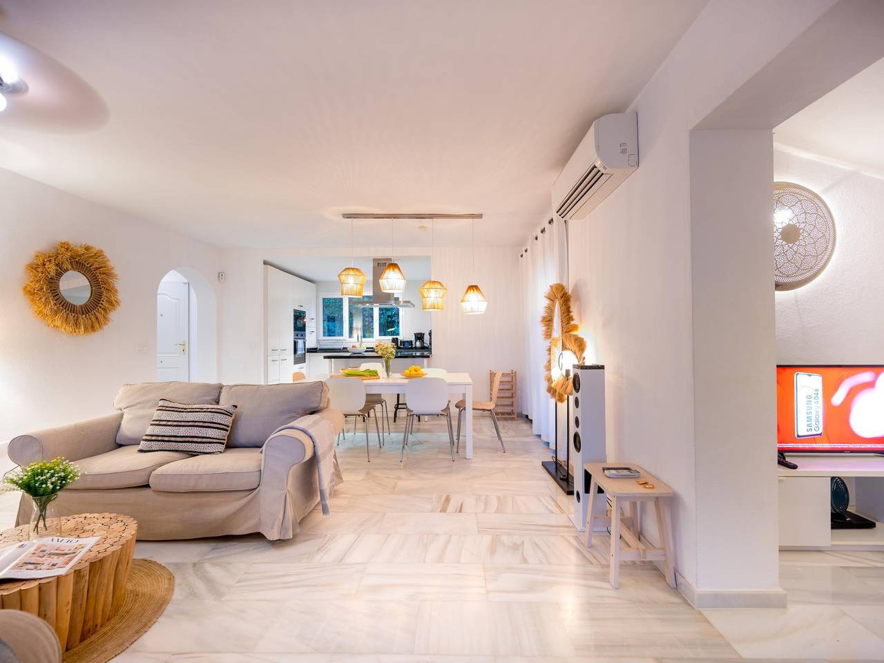 Typical beach house, ping pong table, heated pool (45m2), garden in Las Chapas, Marbella