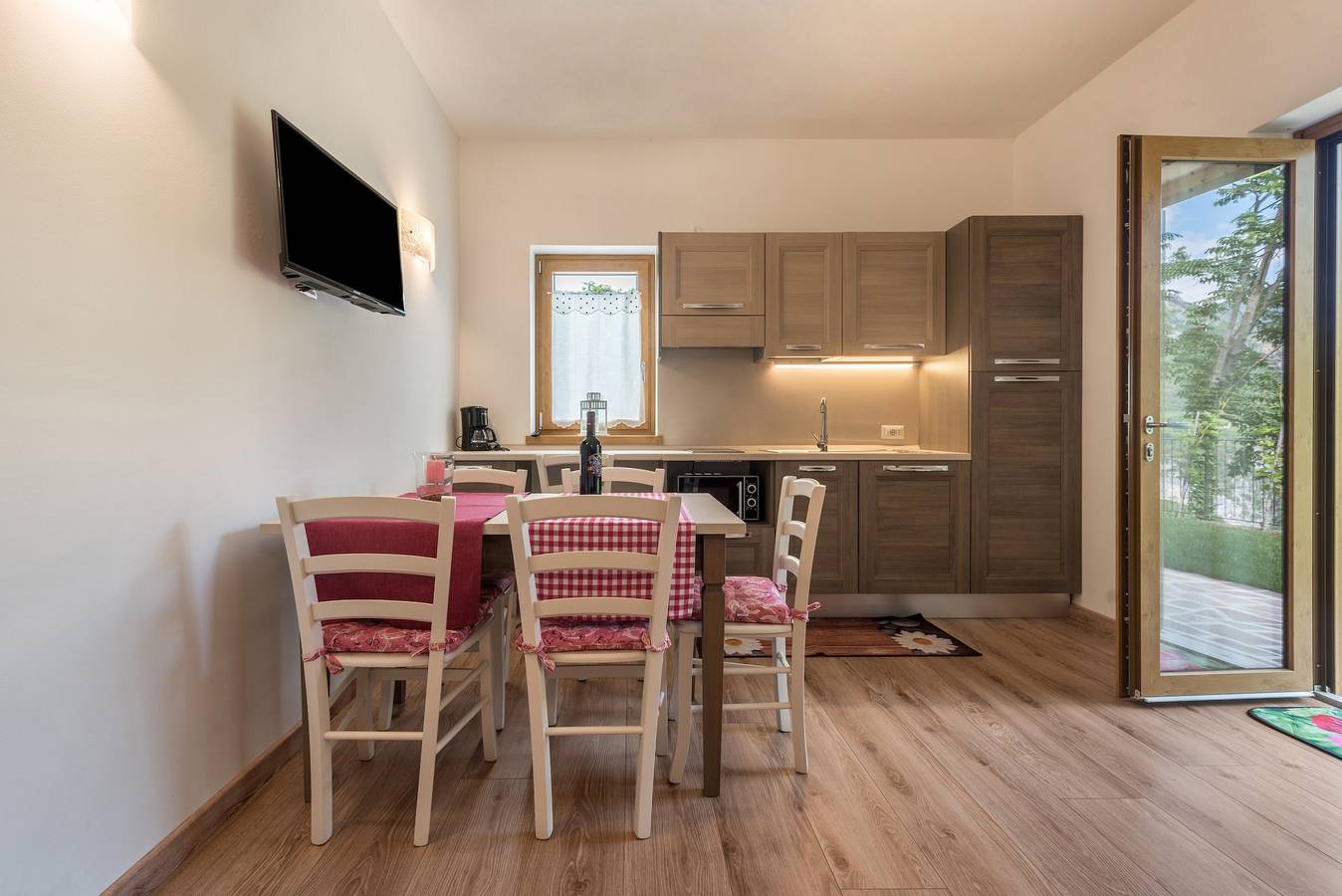 Geheel appartement, Appartement "Nonno Bigi Rosa" met Uitzicht op de Bergen, Wi-Fi & Tuin in Tremosine, Garda Bergen