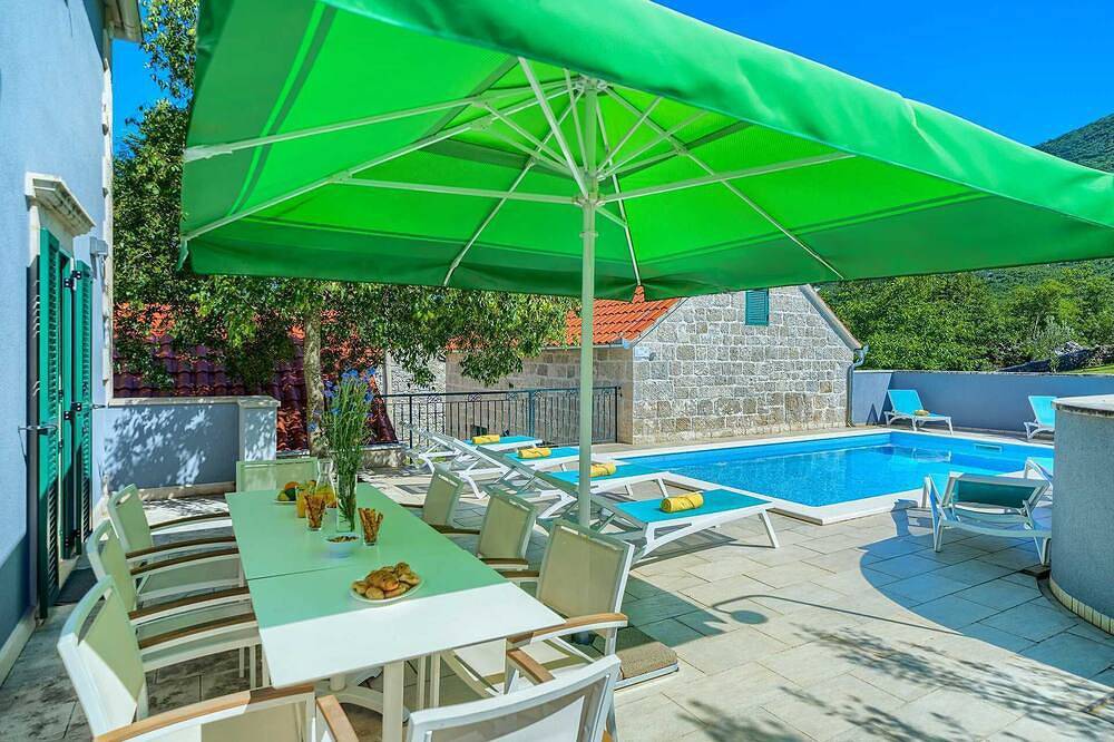 Villa Roglić im dalmatinischen Hinterland mit privatem Pool, Tennis-, Boccia- und Golfplatz in Zagvozd, Makarska Riviera