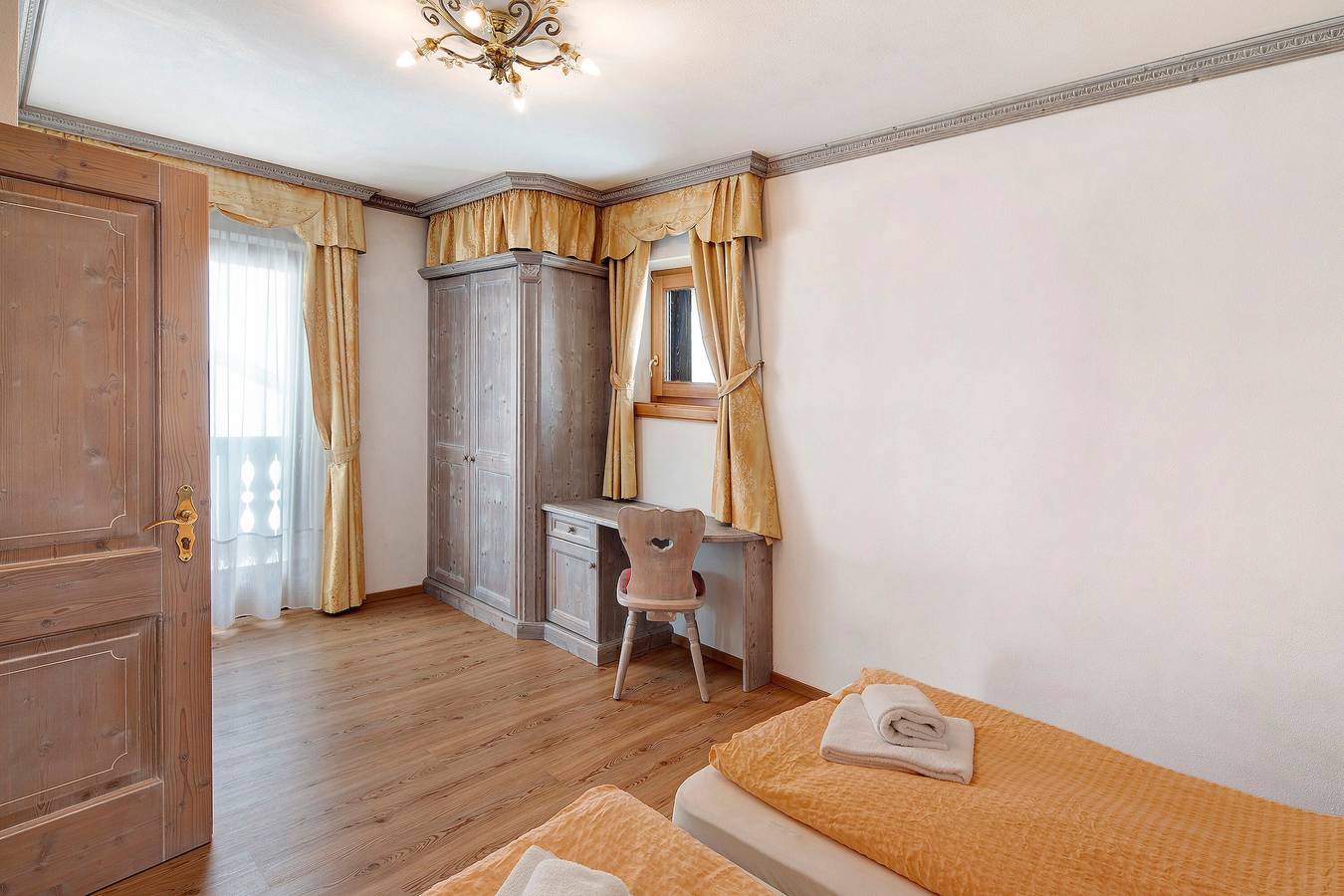 Hel lägenhet, Holiday Apartment "Casa Li Roina n 47" with Mountain View, Balconies & Wi-Fi in Livigno (Town), Livigno