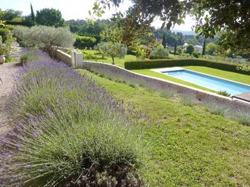 Location de vacances pour 4 personnes, avec piscine ainsi que vue et terrasse à Saint-Pantaléon