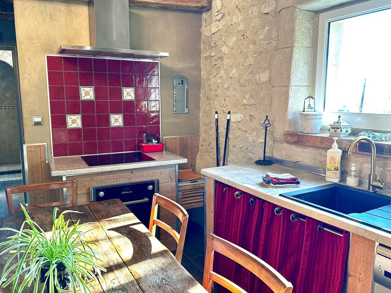 Magnanerie rénovée sur domaine arboré de 20 000 m² in Charmes-sur-Rhône, Privas