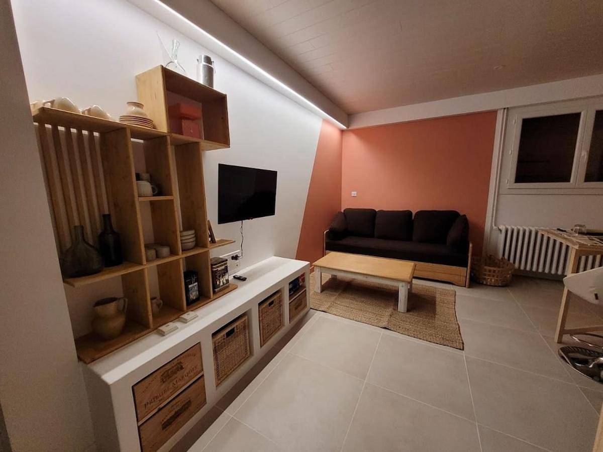 Appartement entier, Appartement 1 à 4 personnes entre lacs vignes et montagnes in Porte-de-Savoie, Région de Chambéry