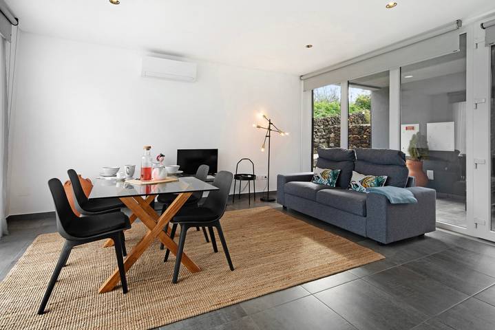 Holiday Home "Rocha do Mar 1" with Sea View, Shared Pool & Wi-Fi in Biscoitos, Terceira (Azorerne)