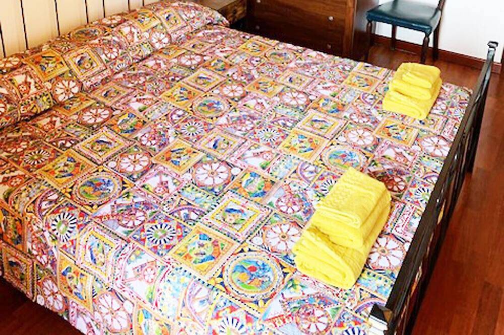 Tranquil retreat close to beach Taormina. Double room in 1800's casale with pool in Fondachello, Catania Provinz