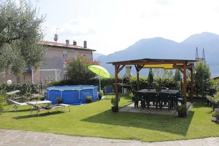 Ferienwohnung für 4 Personen, mit Ausblick und Pool sowie Seeblick und Garten