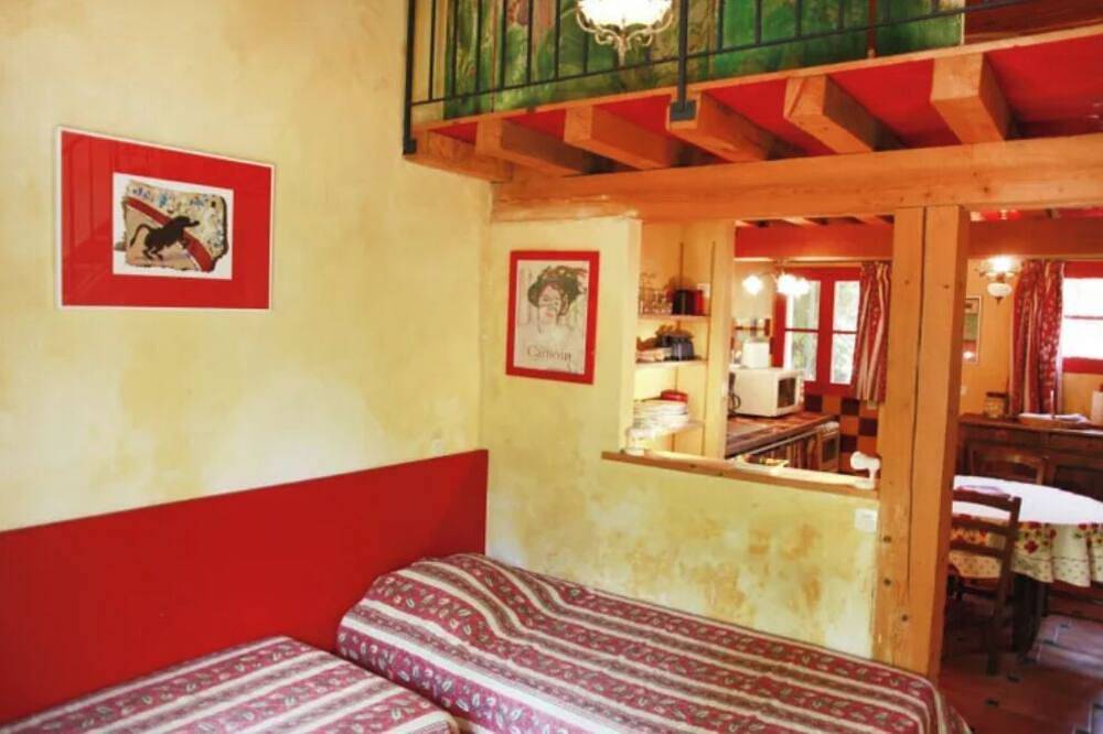 Entire apartment, Camoin - Mezzanine studio with terrace and park view in Fourques, Nimes region