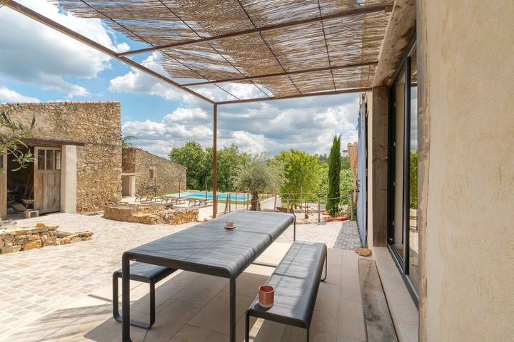 Gehele studio, Studio 'Petit Loft A La Campagne' met gedeeld zwembad, balkon en airconditioning in Esparron, Brignoles region