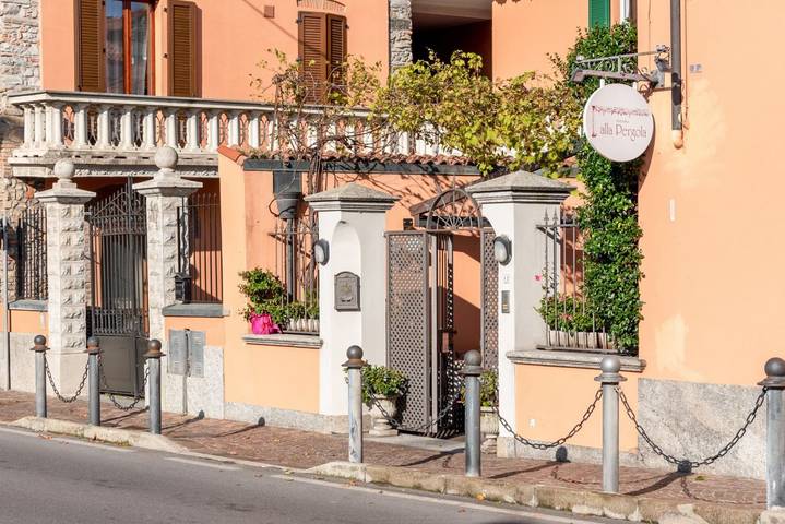 Appartamento intero, Guesthost - Le tre Ninfee Apt x6 with Free Parking in Pusiano, Brianza